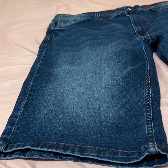 Man’s Shorts Size W-38 Artful Revel color wash Blue, very good condition - Picture 2 of 5